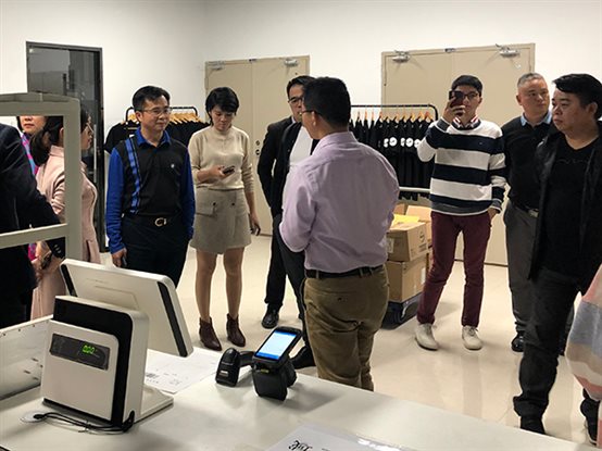 黃健新秘書(shū)長(cháng)詳細了解廈門(mén)艾歐特科技的智慧門(mén)店解決方案