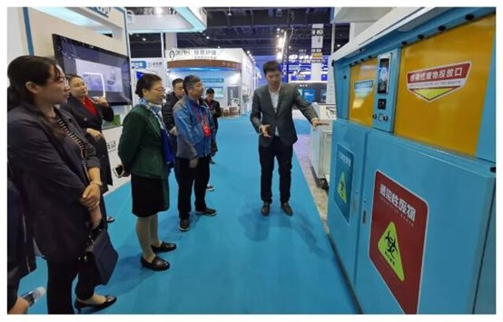 2019全國醫院物聯(lián)網(wǎng)大會(huì )的工作人員向醫院領(lǐng)導介紹醫廢方案