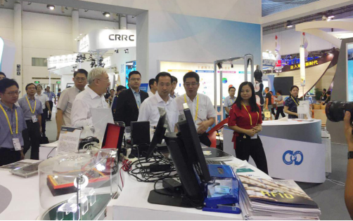 2017廈門(mén)投洽會(huì )中, 福建省副省長(cháng)李德金蒞臨參觀(guān)艾歐特展位