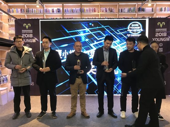 艾歐特科技項目經(jīng)理林美君(左一)登臺領(lǐng)獎 艾歐特科技項目經(jīng)理林美君(左一)登臺領(lǐng)獎