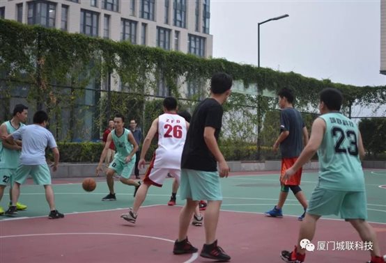 比賽現場(chǎng)中的金芳小哥哥突出重圍~帥氣!