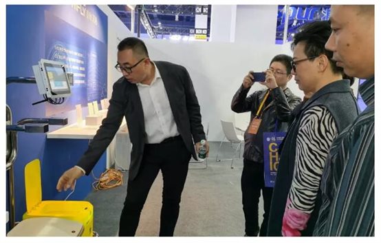 廈門(mén)艾歐特科技工作人員在2019全國醫院物聯(lián)網(wǎng)大會(huì )向醫院領(lǐng)導介紹醫廢方案