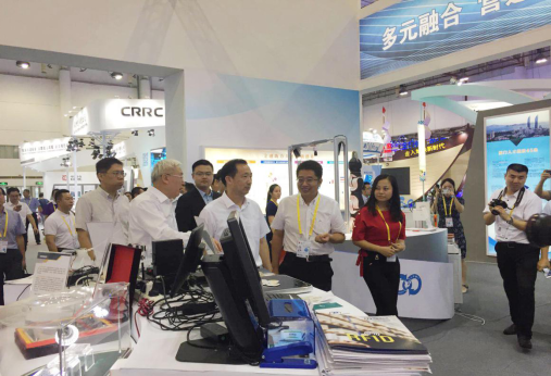 2017廈門(mén)投洽會(huì )中, 福建省副省長(cháng)李德金蒞臨參觀(guān)艾歐特展位