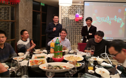 董事長(cháng)林和瑞先生（左）作年終總結