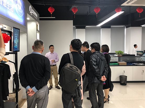 周永和向廈門(mén)市平和商會(huì )考察團介紹解決方案