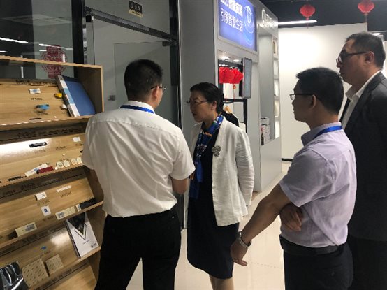 東軟漢楓醫療科技盧朝霞董事長(cháng)一行了解廈門(mén)艾歐特科技的RFID標簽產(chǎn)品