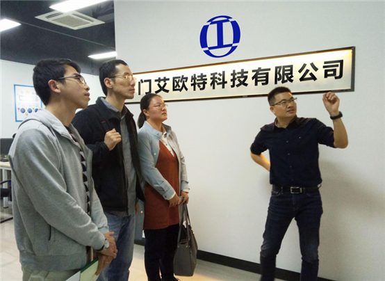 艾歐特科技林董事長(cháng)向趙博士一行介紹公司情況