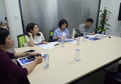 市發(fā)改委調研工作組正聽(tīng)取艾歐特無(wú)人服裝零售解決方案介紹