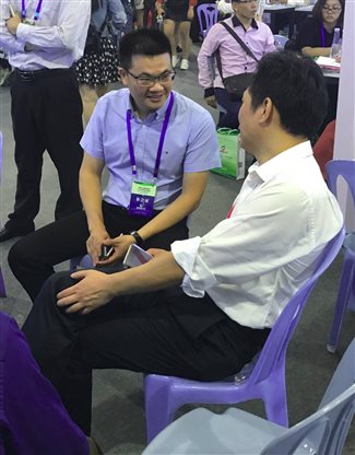    艾歐特科技林董事長(cháng)同高新區陳書(shū)記、林繼峰副書(shū)記匯報項目情況并獲肯定