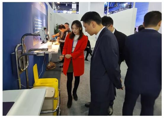 廈門(mén)艾歐特科技工作人員在2019全國醫院物聯(lián)網(wǎng)大會(huì )向醫院領(lǐng)導介紹醫廢方案