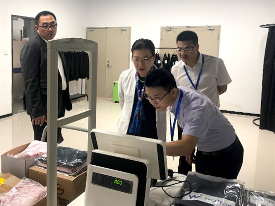 向東軟漢楓醫療科技盧朝霞董事長(cháng)一行介紹廈門(mén)艾歐特科技的智能倉儲管理解決方案