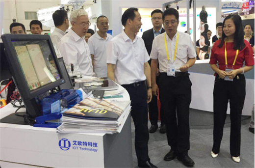 副省長(cháng)李德金認真聽(tīng)取工作人員介紹