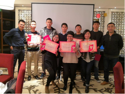 獲表彰員工與董事長(cháng)林和瑞（左一）、市場(chǎng)副總張宏（右一）合影留念 