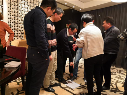 廈門(mén)艾歐特科技舉行的“抱團站”團隊協(xié)作游戲激烈討論中