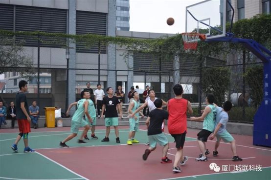 城聯(lián)科技和艾歐特科技兄弟公司籃球友誼賽的激烈的比賽現場(chǎng)