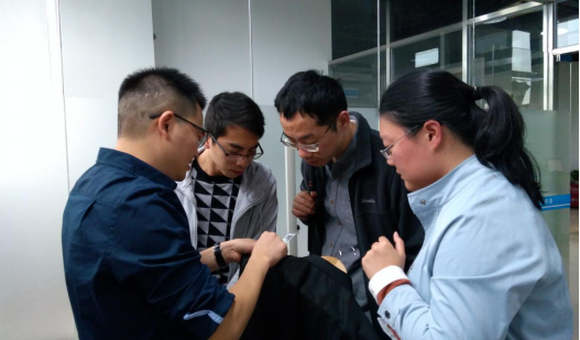 艾歐特科技董事長(cháng)林和瑞（左一）向趙雅青博士（右一）一行介紹服裝行業(yè)區塊鏈應用