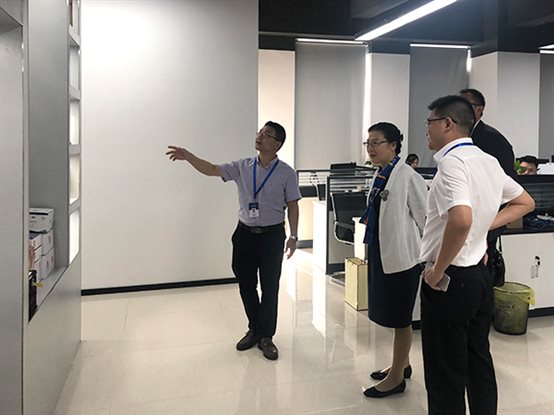 員工向盧朝霞董事長(cháng)一行介紹廈門(mén)艾歐特公司的發(fā)展狀況