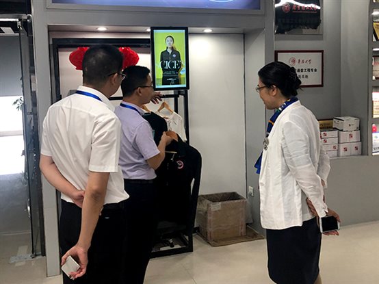 向盧朝霞董事長(cháng)一行介紹廈門(mén)艾歐特科技的智慧服裝零售解決方案