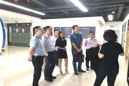 福建省物聯(lián)網(wǎng)應用技術(shù)服務(wù)商會(huì )會(huì )長(cháng)張偉杰一行人蒞臨參觀(guān)考察